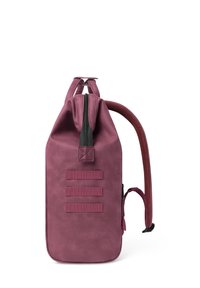 Bordeauxfarbener Rucksack mit einem eleganten Design, ausgestattet mit einem oberen Reißverschluss, strukturiertem Finish und drei horizontalen Riemen auf der Vorderseite. Akzentuiert durch einen kontrastierenden Griff.