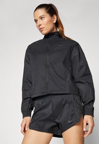 Nike Performance RUN - Vandeniui atspari striukė - black/black
