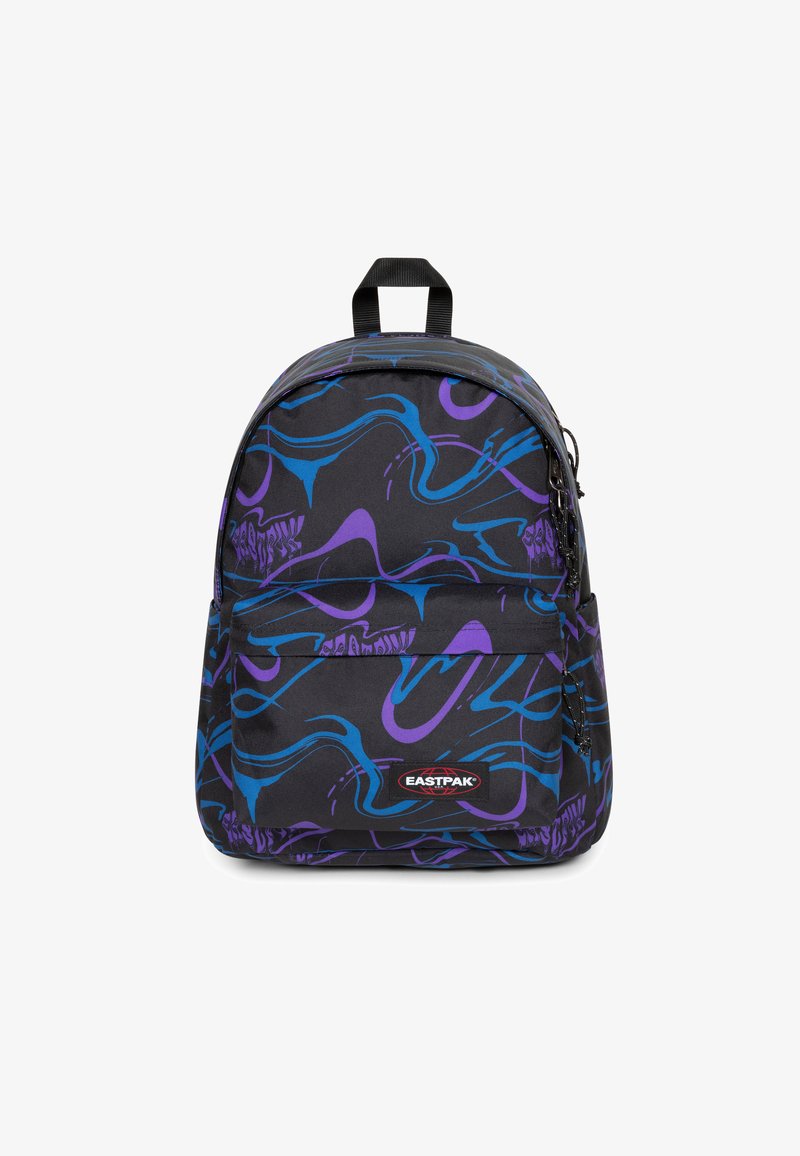 Mochila negra con patrones abstractos en púrpura y azul, material de tela, parte superior redondeada, bolsillo frontal con cremallera y un asa en la parte superior para llevar.