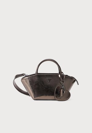 Piccola borsa metallica marrone con doppi manici, ciondolo a forma di cuore e tracolla regolabile su uno sfondo bianco.