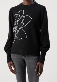 Schwarzer Strickpullover mit weißem Floralmuster in Umrissoptik, gerippten Bündchen und Saum, rundem Ausschnitt und legerer Passform.