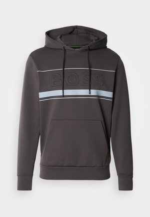 Hættetrøje i mørkegrå med en frontlomme, der har et forhøjet "BOSS" logo og horisontale lysegrå striber over brystet.