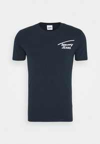 T-shirt blu navy a maniche corte con il logo "Tommy Jeans" in bianco sulla parte superiore sinistra del petto, stile girocollo.