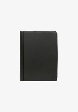 Zwarte leren map met een gladde textuur, voorzien van een subtiele gestikte rand, rechthoekige vorm en een klein logo in de rechterbenedenhoek.