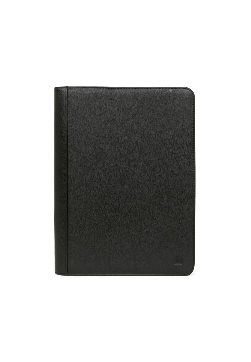 Zwarte leren map met een gladde textuur, voorzien van een subtiele gestikte rand, rechthoekige vorm en een klein logo in de rechterbenedenhoek.