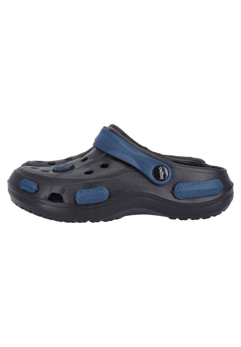 Chaussure noire style croco avec des trous de ventilation, une sangle bleue et des accents texturés. Matériau léger avec une forme arrondie et une semelle épaisse.