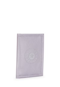 Portefeuille en simili cuir lavande avec logo en relief, forme rectangulaire, bords cousus et texture lisse. Design compact et léger.