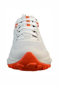 Białe buty sportowe z teksturowaną cholewką, z pomarańczowymi akcentami na sznurowadłach i podeszwie, oraz gumową podeszwą z wzorami zapewniającymi przyczepność.