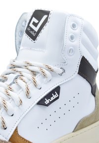 Wysokie trampki wykonane z białej skóry z brązowymi i beżowymi akcentami, perforowanymi detalami oraz plecionymi sznurowadłami. Na języku znajduje się naszywka z logo.