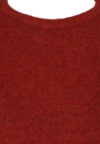 Czerwony sweter z dzianiny z okrągłym dekoltem. Tekstura jest miękka i ciepła, z jednolitą wzorzystą strukturą na całej powierzchni.