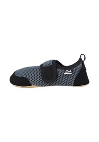 Schwarzer und grauer Schuh mit einem Mesh-Obermaterial, Klettverschluss und einer flachen Gummisohle. Verfügt über ein Logo an der Seite und eine Zuglasche an der Ferse.