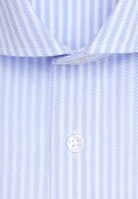 Chemise rayée bleu clair et blanc avec un col pointu, une fermeture à boutons, et une texture de tissu lisse. Motifs subtils partout.