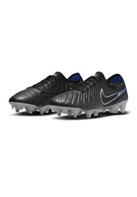 Schwarze Fußballschuhe mit einem strukturierten, synthetischen Obermaterial, das ein elegantes Design aufweist, Schnürverschluss und durchsichtige Stollen für besseren Halt. Blaue Akzente an den Seiten.