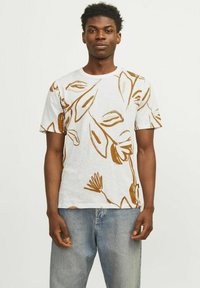 Jack & Jones PREMIUM ALL OVER RUNDHALS - T-shirt med print - sudan brown