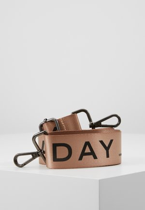 Sangle tissée marron clair avec des fermoirs métalliques noirs à chaque extrémité, affichant partiellement le mot "DAY" en lettres noires en gras.