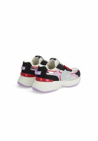 Baskets avec un design noir, blanc et rose, tige en mesh, semelle blanche épaisse et accents rouges. Tous les détails visibles depuis l'arrière.