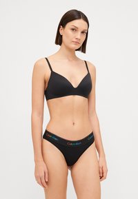 Calvin Klein Underwear THONG ICON COTTON MODAL PRIDE - String - black