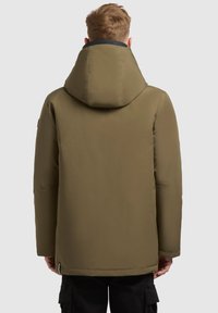 Olivgrön puffjacka med huva, med en slät yta, långa ärmar och en något figursydd passform vid midjan.