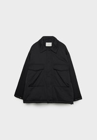 Veste d’hiver noire à manches longues avec large col, deux poches avant à rabat et poignets à boutons-pression, présentée sur un fond gris clair uni.