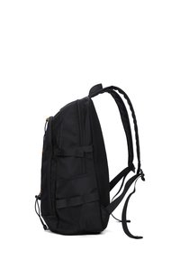 Sac à dos noir avec un tissu texturé, plusieurs compartiments zippés, poches latérales, sangles ajustables et un profil épuré.