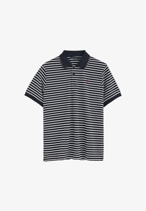 Polo de rayas horizontales azul marino y blanco con mangas cortas, cuello oscuro, tapeta con botones y pequeño logo bordado en rojo en el pecho izquierdo.