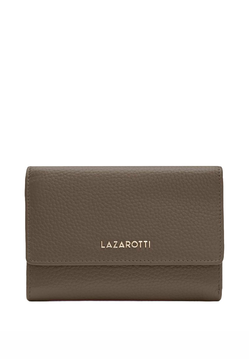 Billetera de cuero marrón con un acabado texturizado, que cuenta con un cierre de solapa frontal y el logo en relieve "LAZAROTTI" en dorado. Diseño elegante y compacto.