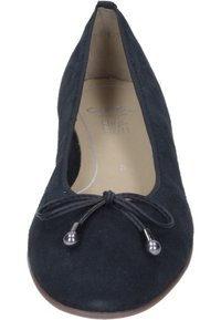 Námořnické modré semišové baleríny s kulatou špičkou a zdobenou mašlí. Mašle obsahuje dvě dekorativní korálky. Flexibilní podrážka a polstrovaná stélka.