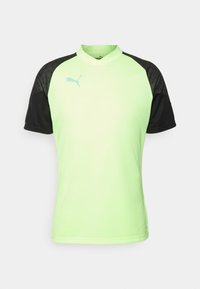 Camiseta atlética de manga corta en un vibrante color verde lima con mangas raglán negras, que cuenta con un cuello alto y un detalle de logo en azul claro.