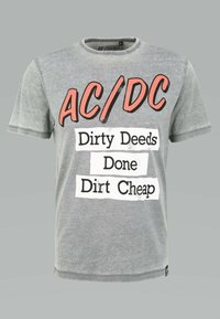 Grå bomullströja med ett grafiskt tryck som visar "AC/DC" i rött och "Dirty Deeds Done Dirt Cheap" i svart på vit bakgrund. Rund hals.