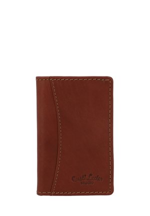Portafoglio in pelle marrone con una texture liscia, caratterizzato da un design curvo, cuciture a contrasto e logo Impressato sul fondo.