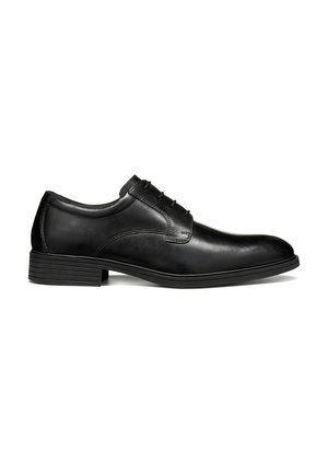 Chaussure habillée pour homme en cuir noir avec fermeture à lacets et petit talon empilé, vue de côté sur fond blanc.