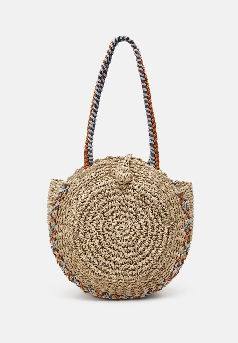 Sac d'épaule rond en paille tressée avec bordure tressée bleu et orange et bandoulière bicolore tressée.