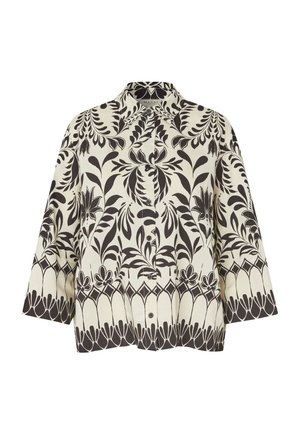 Koszula zapinana na guziki z szerokim kołnierzem i rękawami 3/4, z wyraźnymi czarnymi wzorami kwiatów i liści na kremowym tle.