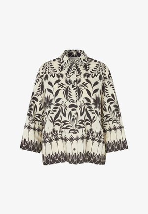 Koszula zapinana na guziki z szerokim kołnierzem i rękawami 3/4, z wyraźnymi czarnymi wzorami kwiatów i liści na kremowym tle.