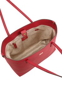 Sac fourre-tout en cuir rouge avec un extérieur texturé, intérieur en tissu beige, une poche zippée, fermeture magnétique et double sangle pour épaule.