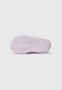 Fioletowa podeszwa do sneakersów z teksturowaną powierzchnią, z okrągłymi wzorami i logo. Nieużywająca materiału gumowego zaprojektowanego z myślą o przyczepności i trwałości.