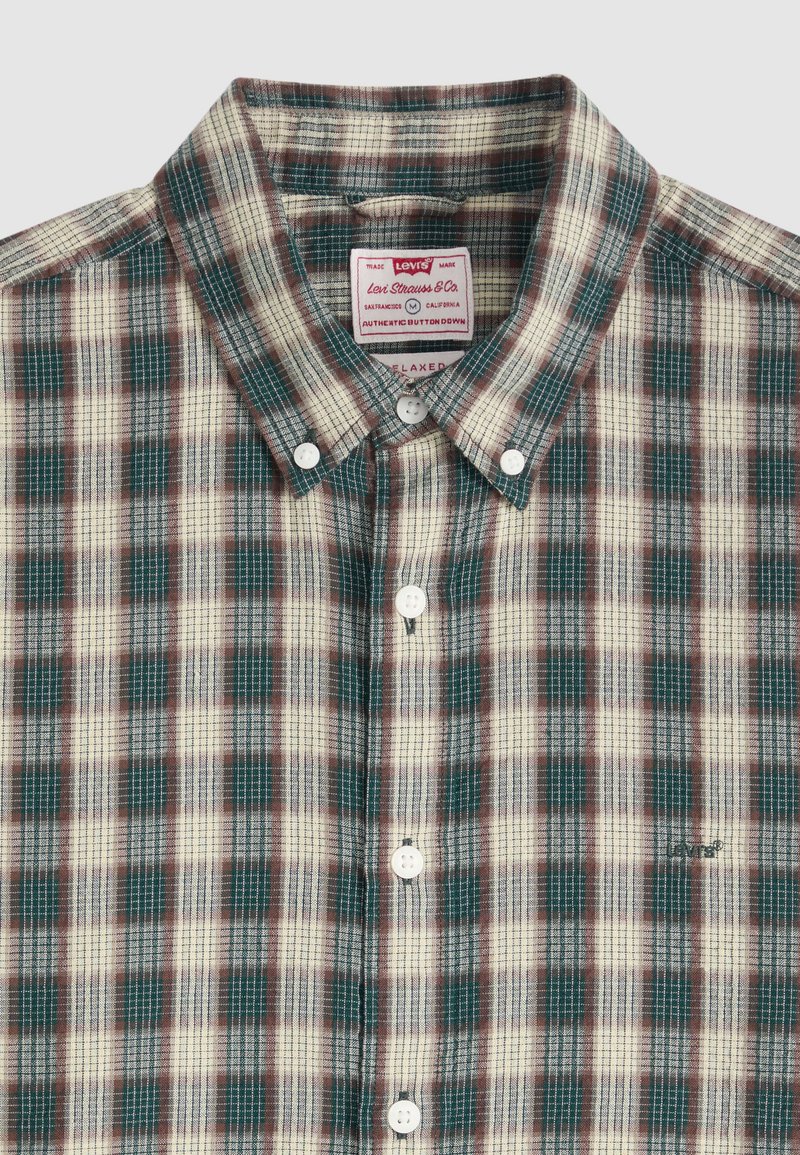 Camisa abotonada de cuadros en verde, marrón y crema de Levi's, de corte relajado, con botones blancos y etiqueta Levi Strauss & Co. en el interior del cuello.