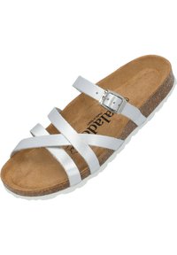 Sanda blanca de cuero con tiras cruzadas, hebilla de metal ajustable, plantilla de corcho acolchada y suela de goma texturizada.
