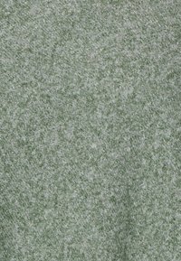 Zbliżenie szorstkiej, szarej tkaniny o subtelnym wypukłym wzorze tkania, tworzącym miękki, cętkowany wygląd.