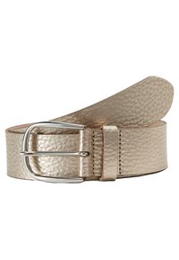 Belt en cuir texturé doré métallisé avec une boucle en métal argenté et des surpiqûres en accent. Présente une forme d'extrémité effilée.