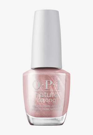 Flacon de vernis à ongles OPI Nature Strong, d'origine naturelle, rose brillant, avec un bouchon texturé blanc sur fond blanc.