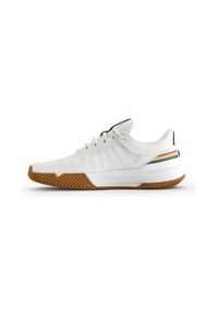 Weiße Sportschuhe mit einer strukturierten Oberseite, Gummisohle und mehrfarbigen Streifen an der Ferse. Verfügt über Schnürsenkel und weiche Innenauskleidung.