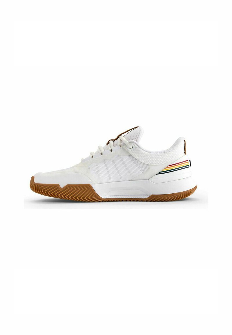 Weiße Sportschuhe mit einer strukturierten Oberseite, Gummisohle und mehrfarbigen Streifen an der Ferse. Verfügt über Schnürsenkel und weiche Innenauskleidung.