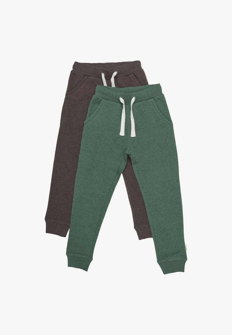 Zwei Paar Jogginghosen: eine dunkelgrau mit weißen Kordeln und eine grün mit weißen Kordeln. Beide haben Seitentaschen und gerippte Bündchen.