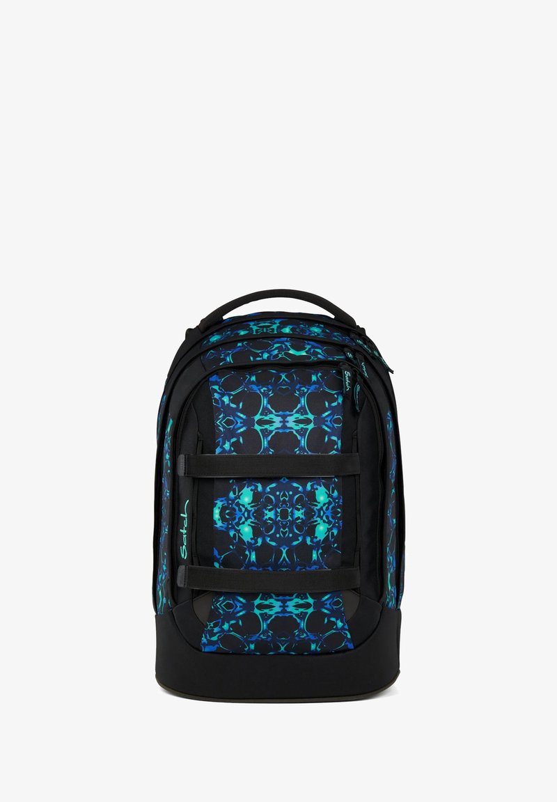 Zaino con una base nera scura e vivaci modelli geometrici blu e teal. Include spallacci imbottiti e una maniglia superiore per il trasporto.