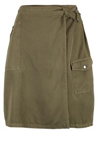 Jupe vert olive longueur genou avec design portefeuille, boucle de ceinture à l'avant, poche à rabat latérale avec bouton-pression et poche patch rectangulaire cousue.
