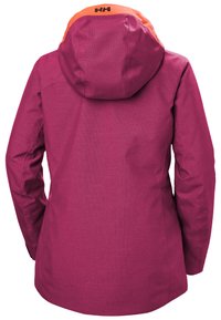 Magenta nepromokavá bunda s oranžovou kapucí. Má texturovanou látku a logo na zádech, navržena pro venkovní aktivity.