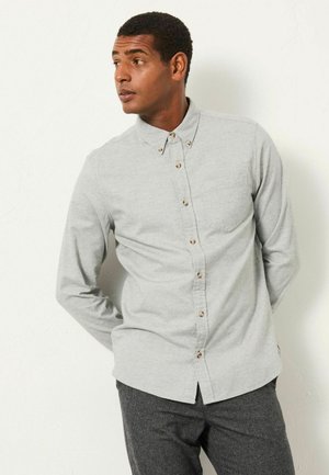 Hellgrauhe Hemdbluse mit Kragen, langen Ärmeln und einer Brusttasche. Verfügt über braune Knöpfe, eine weiche Textur und eine lässige Passform.