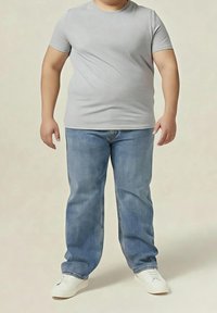 Szara koszulka z krótkim rękawem, jasnoniebieskie dżinsy i białe trampki. Luźny krój i miękki bawełniany materiał. Gładki przód bez widocznych wzorów.