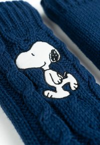 Guanti lavorati a maglia blu navy con un design del personaggio Snoopy bianco con contorni neri, motivo a treccia testurizzato e polsini a coste.